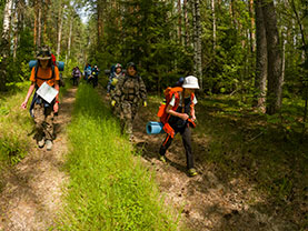 Привал и отдых у костра в походе