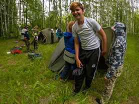 Привал и отдых у костра в походе