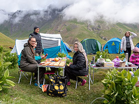 Привал и отдых у костра в походе