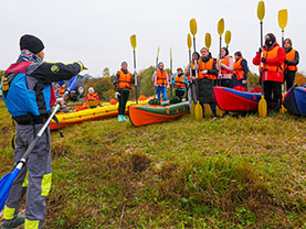Водная прогулка по реке Вичкинза школьным классом.