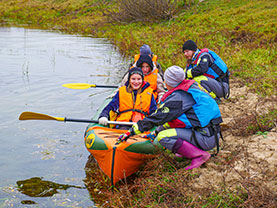 Водная прогулка по реке Вичкинза школьным классом.