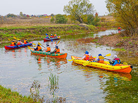 Водная прогулка по реке Вичкинза школьным классом.