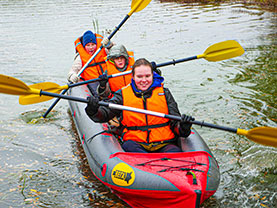 Водная прогулка по реке Вичкинза школьным классом.