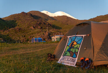 Палаточный лагерь на Поляне Эммануэля: радиальные походы на севере Эльбруса