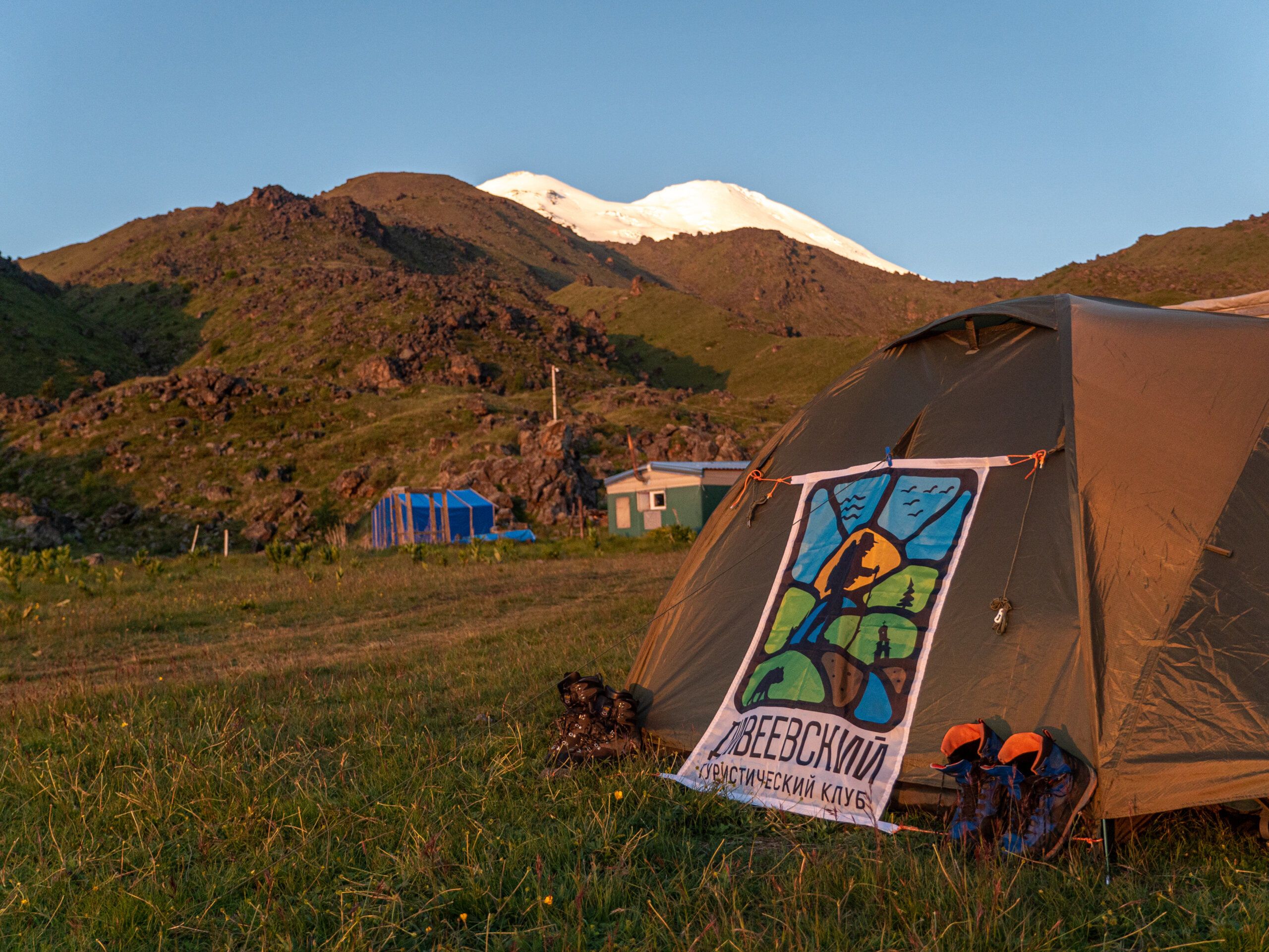 Палаточный лагерь на Поляне Эммануэля: радиальные походы на севере Эльбруса
