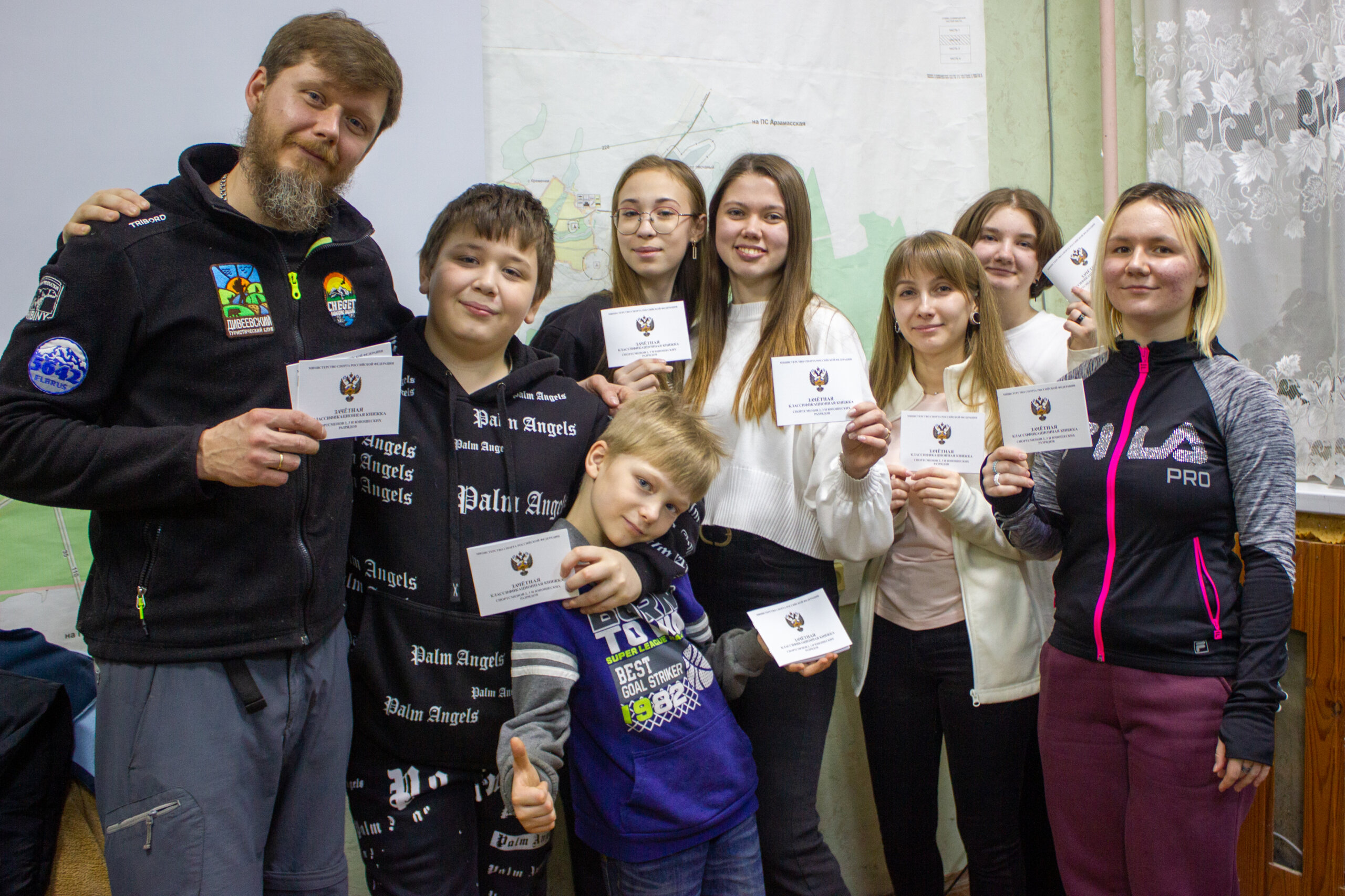 Вручение спортивных разрядов в Дивеево - руководитель турклуба Роман Огородников.