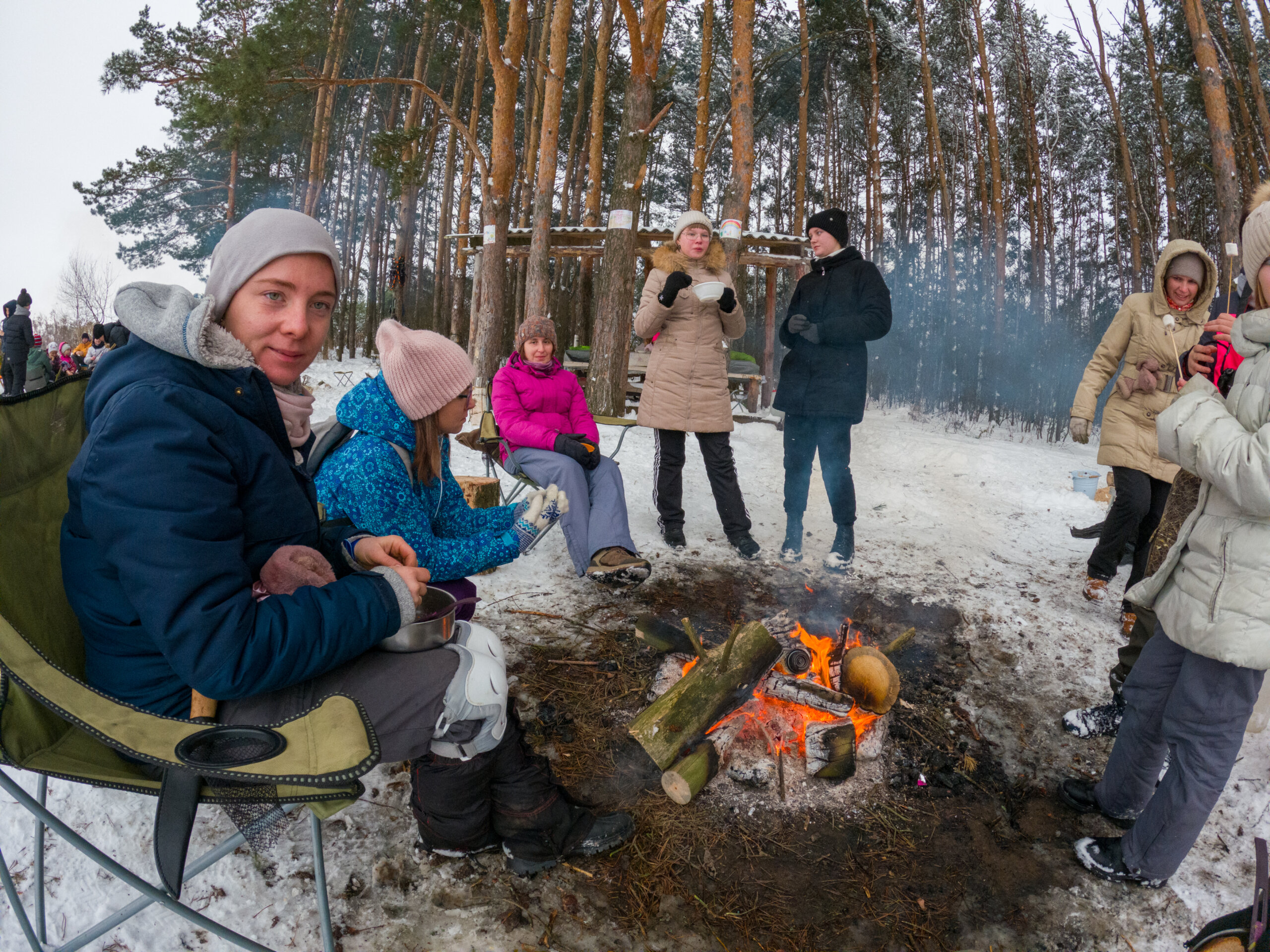 Анастасия Огородникова - у костра с родителями. Детям хорошо и родителям спокойно.