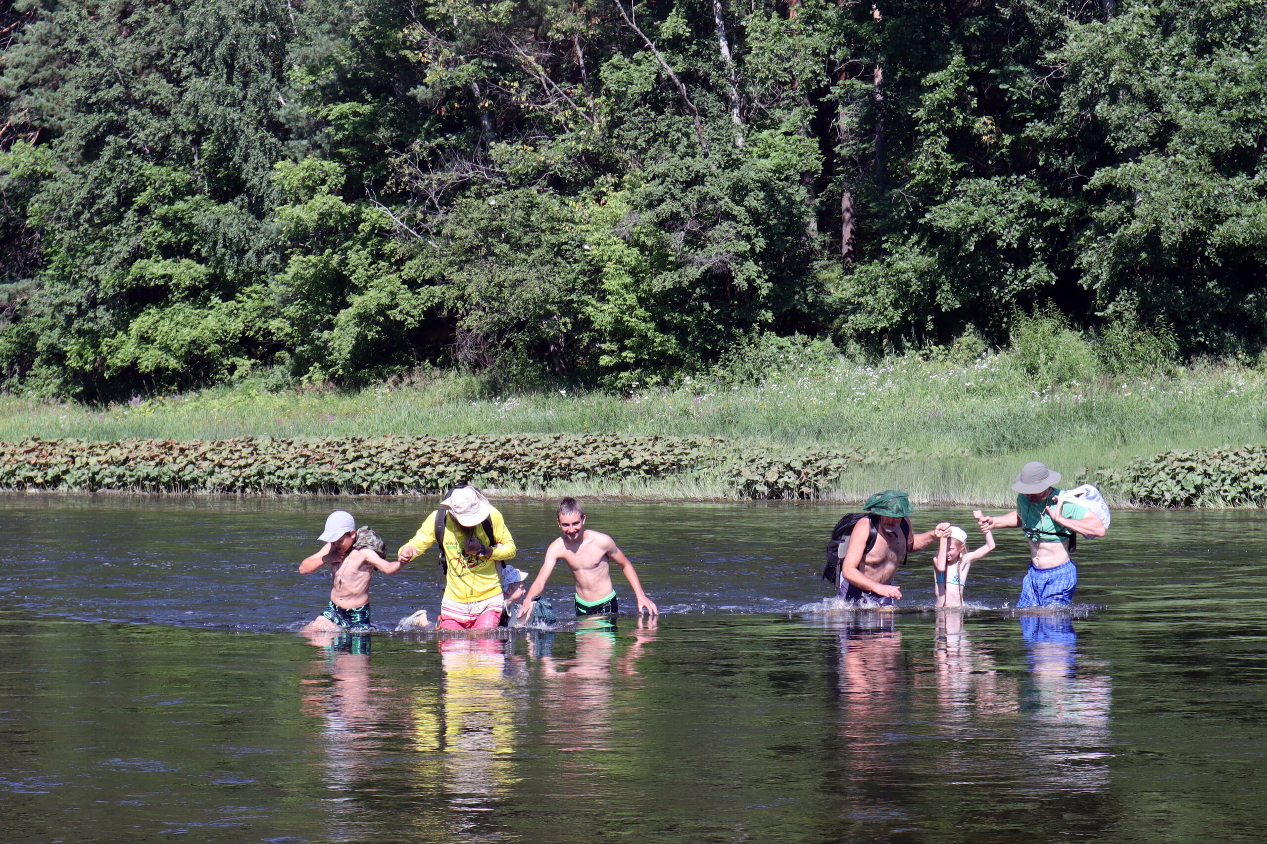 Как однажды мы переходили всей группой речку вброд на Урале.