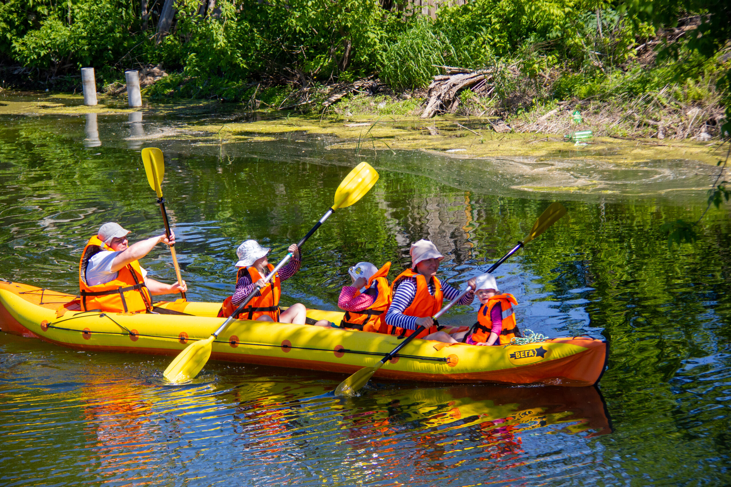 Чтобы перезагрузиться и восстановиться, проведите время с детьми в походе на байдарках!